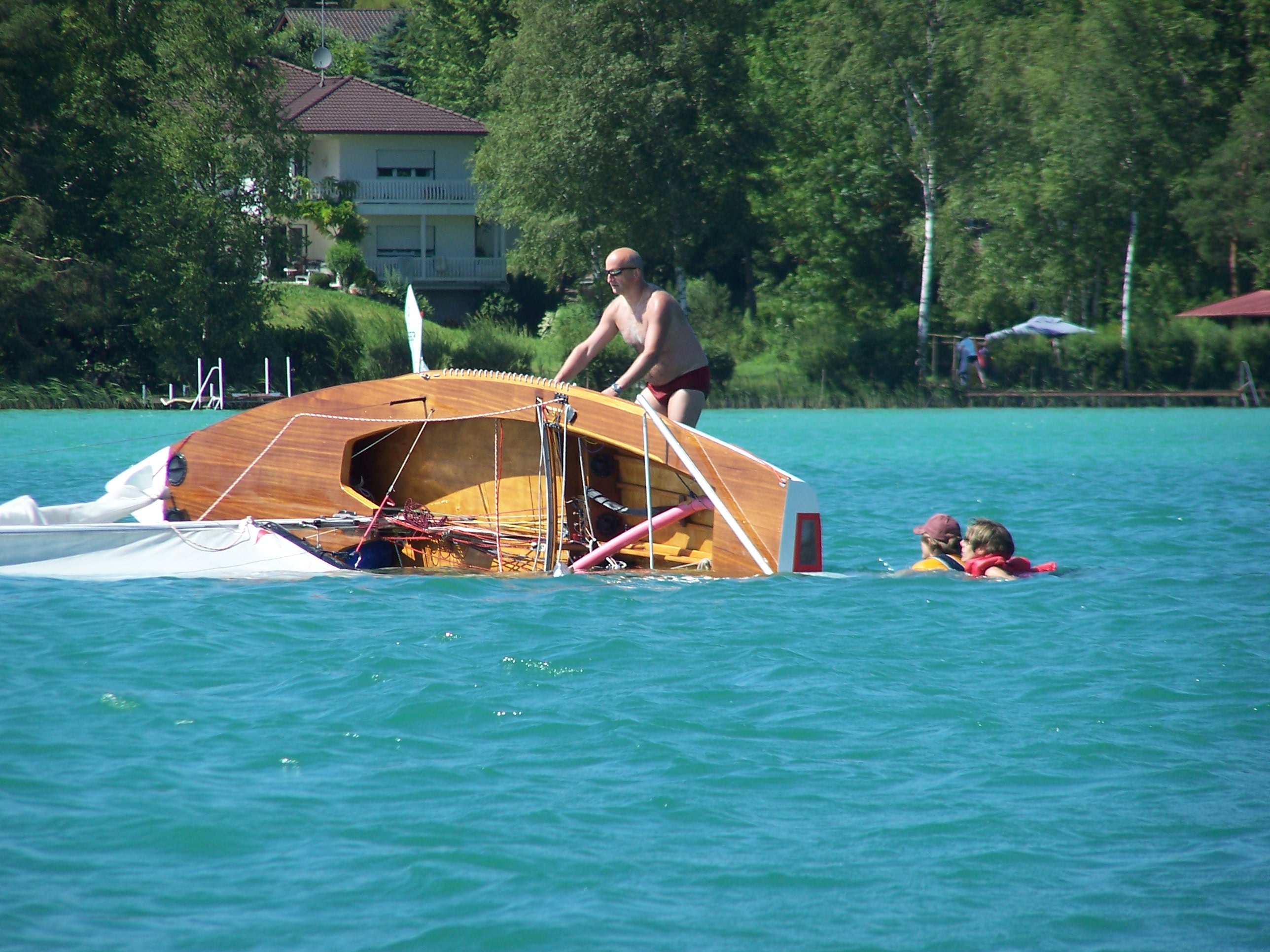 Kentern eines Segelboots