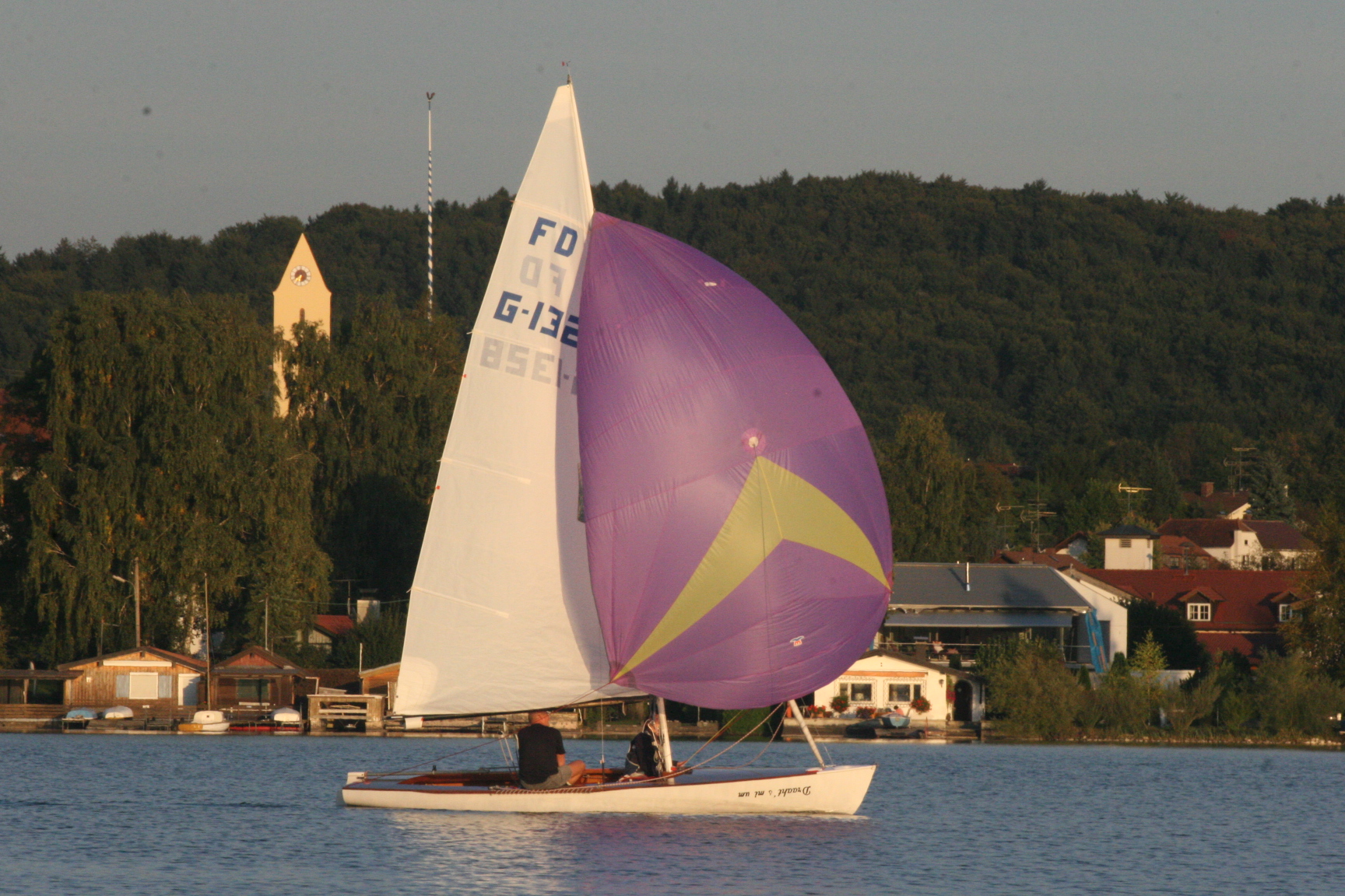 Segelboot mit buntem Spinnaker